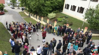 Bild: myd
Vor der Pfarrkirche Ottering geben die Musiker der Jugendblaskapelle Parkstein ein Standkonzert.
