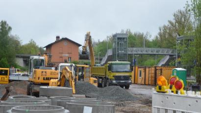 Bild: Benkhardt
Gut ein Jahr vergeht, bis sich die zwei Fahrstühle auf beiden Seiten der Bahnüberquerung (hinten rechts) in Bewegung setzen. Wesentlich schneller soll es bei der Park-and-Ride-Anlage gehen. Bürgermeister Werner Prucker geht hier von einer dreimonatigen Bauzeit aus.