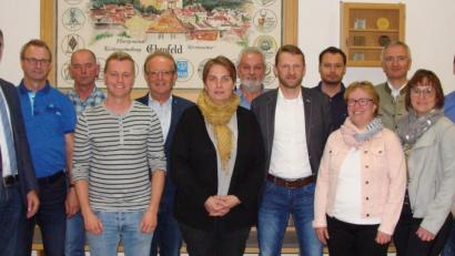Bild: u
Die CSU Ehenfeld hat einen neuen Vorstand gewählt (von links): Bürgermeister Hermann Falk, Richard Falk, Peter Grünwald, Manuel Falk, Stadtrats-Fraktionsvorsitzender Hans-Jürgen Schönberger, Gertrud Kustner, Franz Birner, Christian Gnan, Stephan Schmalzl, Christine Falk, CSU-Kreisvorsitzender und Landtagsabgeordneter Harald Schwartz, Brigitte Gnan und Stefan Basler.
