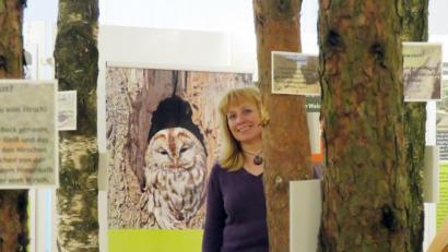 Bild: Gerhard Götz
Um die Ausstellung naturnah zu gestalten, wurden echte Baumstämme ins Museum gebracht. Im Bild Museumsleiterin Eva Maria Keil.
