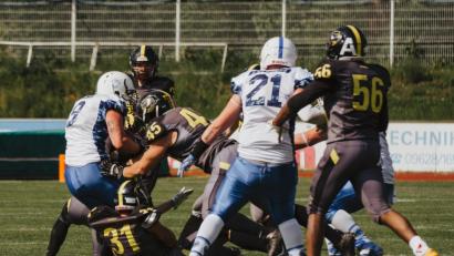 Bild: Julie Harrer
Die Verteidigung der Mad Bulldogs (dunkle Trikots) ist eine der stärksten in der Landesliga Mitte. Daran werden sich die Dragons aus Bayreuth am Sonntag wohl ein ums andere Mal die Zähne ausbeißen.