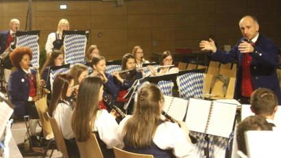Bild: Hirsch
Der musikalische Leiter der Jugendblaskapelle in der Volkshochschule, Anton Lautenschlager (rechts), gab beim Frühjahrskonzert den Dirigentenstab weiter.
