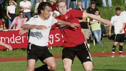 Bild: Hirsch
Die SpVgg Pfreimd empfängt am Sonntag um 16 Uhr den FC Kosova Regensburg zum Relegations-Rückspiel. Das Hinspiel verloren die Pfreimder, rechts Dennis Lobinger im Zweikampf mit Enkel Alikaj, mit 0:1.