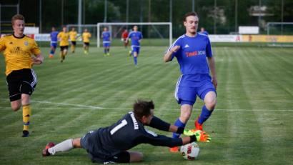 Bild: otr
Der Etzenrichter Stürmer Martin Pasieka kommt zwei Schritte zu spät: Das Relegations-Hinspiel zwischen dem SV Hahnbach und SV Etzenricht endete 3:3. Das Rückspiel am Sonntag eröffnet für beide Mannschaften noch Optionen.