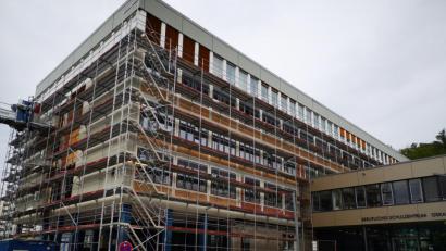 Bild: td
Bei den Baumaßnahmen am Beruflichen Schulzentrum laufen derzeit die Bauarbeiten im vierten Bauabschnitt, dem südlichen Bereich des Hauptbaus.