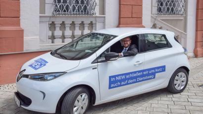 Bild: exb
Landrat Andreas Meiers testet das neue Dienstfahrzeug schon mal. Ob der elektrische Funke wohl überspringt?