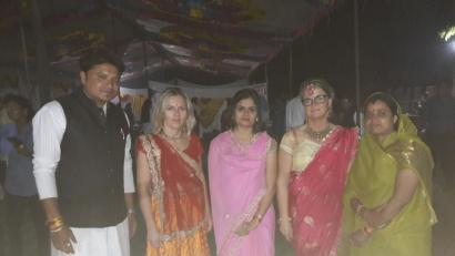 Bild: exb
Eveline Weiß (zweite von links) und Martina Scheitinger-Heindl (vierte von links) wurden festlich von einer Rotarierer-Familien in Meghnagar in Indien empfangen. Der Rotary Club unterstützt das Krankenhaus.
