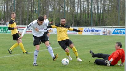 Bild: gb
Der ATSV Tirschenreuth trifft am Sonntag um 14.30 Uhr in Konnersreuth im Relegationsspiel zur Kreisliga auf den FC Lorenzreuth. Das Bild zeigt ATSV-Spieler Konstantin Schiffl (weißes Trikot) im Stadtderby beim FC Tirschenreuth II (1:1).
