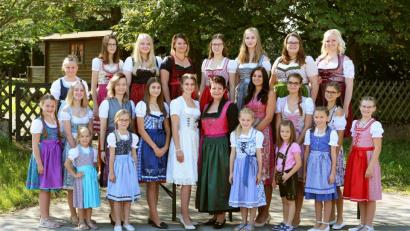 Bild: bej
Fahnenmutter Gudrun Dirnberger, Fahnenbraut Simone Dirschwigl (vorne, Mitte) und die feschen Festdamen und Festmädchen werden das Feuerwehrfest in Schneeberg begleiten und für einen Blickfang sorgen.
