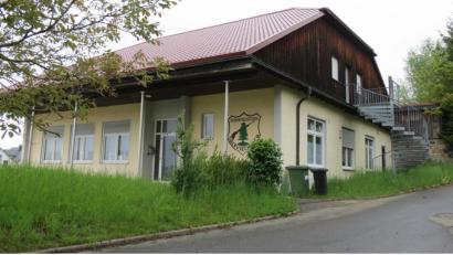 Bild: kö
Hinter der Fassade des Oberviechtacher Schützenheims rumort es derzeit. 76 Mitglieder der Scharfschützen haben die Einberufung einer außerordentlichen Mitgliederversammlung beantragt.