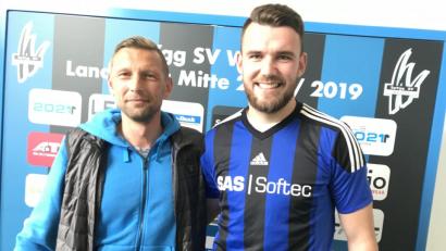 Bild: exb
Ludvik Tuma (rechts) vom FC Karlovy Vary schließt sich der SpVgg SV Weiden an, Trainer Andreas Scheler ist hocherfreut.