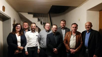 Bild: exb
Die CSU Bernstein geht mit bewährter Mannschaft in den Wahlkampf, der Vorstand wurde bei den Neuwahlen bestätigt. Vorsitzender bleibt Thomas Weiß (Mitte), sein Stellvertreter bleibt Bernhard Beer (Zweiter von links).
