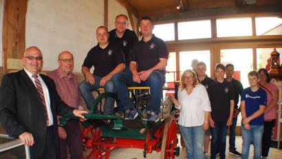 Bild: enz
Beim Aktionstag des Historischen Arbeitskreises mit der Freiwilligen Feuerwehr im Sengerhof: Bürgermeister Klaus Meyer und Altbürgermeister Albert Köstler (links), Mitglieder der Freiwilligen Feuerwehr und die Leiterin der Gäste-Information Ursula Stingl sowie Rosemarie Schmeller von der Gäste-Information (rechts hinten).