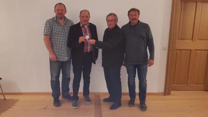 Bild: gi
Peter Franz (Zweiter von links) legte aus gesundheitlichen Gründen sein Amt als Schlossführer nieder. Die drei Vorsitzenden Peter Garreiss (Zweiter von rechts), Thomas Hupfauf (rechts) und Wolfgang Mayer (links) dankten dem „Schlossurgestein“ für seine Jahrzehnte lange Arbeit für das Schloss.