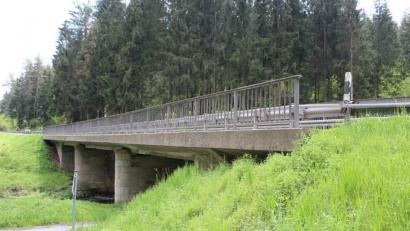 Bild: soj
Noch steht die 64 Jahre alte Fichtelnaabbrücke der Staatsstraße 2177 bei Riglasreuth. Ab Juni lässt sie das Staatliche Bauamt Amberg-Sulzbach abbrechen und einen Ersatzneubau errichten. Der Verkehr läuft in dieser Zeit über eine Behelfsbrücke.