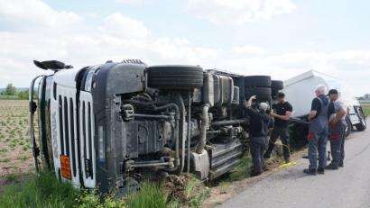 Bild: Christopher Dotzler
Ein Lastwagen, der mehrere Tausend Liter Heizöl geladen hatte, kippte am Freitag um.