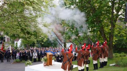 Bild: fvo
Mit einem Salut der„Historisch Hochfürstlichen Lobkowitzischen Grenadiergarde der Gefürsteten Grafschaft Sternstein“ beginnt das 100-jährige Jubiläum der KLJB Waldthurn.