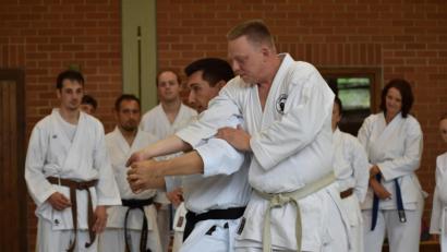 Bild: fz
Elmar Griesbauer demonstriert mit Jürgen Kraus (vorne von links) die verschiedenen Techniken.