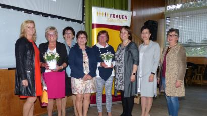 Bild: hme
Roswitha Hirmer (Zweite von links) und Maria Färber (Fünfte von links) geben ihre Ämter auf. Als Beisitzerinnen bleiben sie weiter der FU treu.