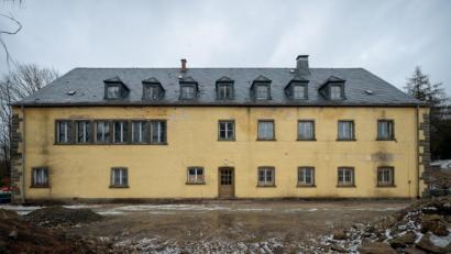 Bild: Rainer Viertlböck
Behutsam soll das DESt-Gebäude, der frühere Verwaltungssitz des Wurmstein-Steinbruchs, umgestaltet werden. Was mit dem Steinbruch selbst geschieht, ist nach wie vor offen.