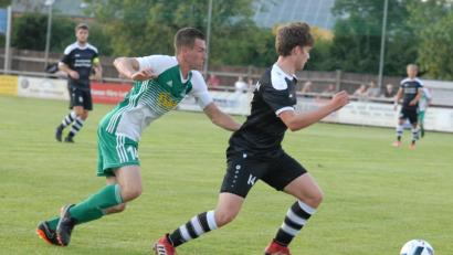 Bild: gb
Manuel Dürbeck (links) war in der abgelaufenen Landesliga-Saison mit 15 Treffern der erfolgreichste Torschütze des SV Mitterteich.