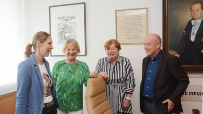 Bild: Gabi Schönberger
Die Hilfsaktion "Lichtblicke" greift seit 25 Jahren notleidenden Bürgern der Region unter die Arme. Unter den Blicken von Altverleger Victor von Gostomski ziehen die geschäftsführende Verlegerin Viola Vogelsang-Reichl (von links), Schirmherrin Elisabeth Wittmann, Verlegerin Bärbel Panzer und Redakteur Martin Staffe eine positive Bilanz.