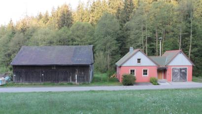 Bild: pi
Neben dem Gemeinschaftshaus in Neuenhammer werden eine neue Fahrzeughalle für die Feuerwehr und eine Lagerhalle für den gemeindlichen Bauhof errichtet. Der alte Stodel fällt der Spitzhacke zum Opfer.