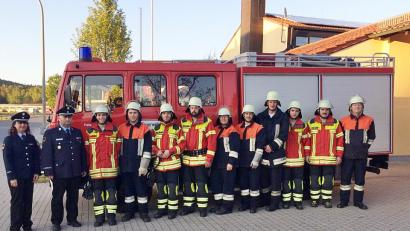 Bild: jma
Die Prüflinge der Schwarzenbacher Feuerwehr legen die Prüfung "Gruppe im Löscheinsatz" erfolgreich ab. Auch die Schiedsrichter Miriam Schuller und Jürgen Haider sind zufrieden mit den Leistungen.