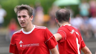 Bild: A. Schwarzmeier
Die Spieler der SpVgg Vohenstrauß (links Sebastian Zäch, daneben Sebastian Striegl) gehen zuversichtlich in das Relegationsspiel gegen den FV Vilseck.