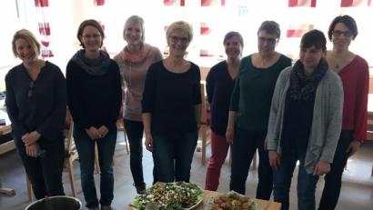 Bild: lep
In der Dorfhalle Altzirkendorf verwendet Kräuterpädagogin Arina Schultes „grünes Gold“ beim Wildkräuterkochkurs der Ortsbäuerinnen.