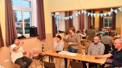 Bild: fjo
Vorerst mit einfachen Sitzgarnituren behilft sich die Bevölkerung bei Treffen und Versammlungen im ehemaligen Schulhaus. Ewald Zetzl, Markus Bauriedl, Margit Kirzinger und Vera Stahl (von rechts) standen den Bürgern Rede und Antwort.