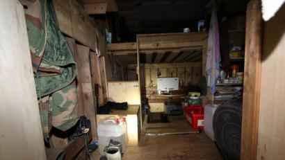 Bild: Polizei Oberfranken
In dieser selbstgebauten Behausung lebte ein "Reichsbürger" mit seinen Kindern.