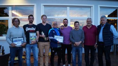 Bild: du
Zufriedenheit und Erleichterung herrscht beim Saisonabschluss der SpVgg Schirmitz im Sportheim bei Spielern, Trainern und Vorstand, dass die "Erste" den Ligaverbleib in der Bezirksliga Nord und die "Zweite" den Erhalt in der A-Klasse Ost geschafft haben.