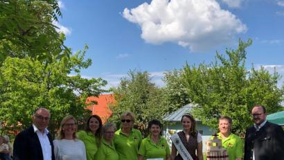 Bild: jhö
Landrat Andreas Meier (rechts) und der Kreisvorsitzende für Gartenbau- und Landespflege Albert Nickl (links) würdigten bei der Abschlussfeier im Kreislehrgarten in Floß die Leistungen der Teilnehmer aus den sieben Vereinen. Sie bedankten sich bei den Betreuern für die vielen kreativen Aktionen und fürs Mitmachen zum Nutzen von Mensch und Natur.
