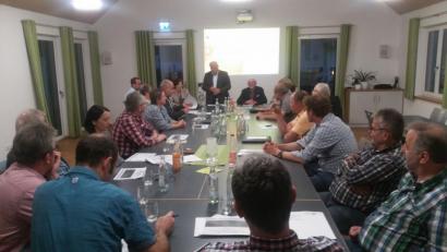 Bild: exb
Die Gemeinderäte von Guteneck und Altendorf mit den Bürgermeistern Johann Wilhelm (stehend) und Georg Köppl (Mitte) stehen bei der Sanierung der gemeinsamen Kläranlage vor einer schwierigen Entscheidung.