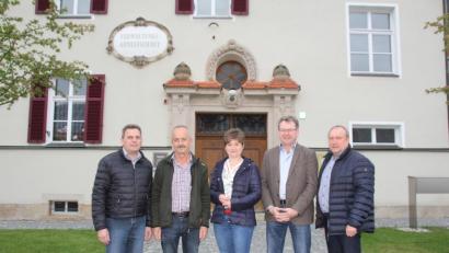 Bild: frd
Die Entscheidung über den Kauf des Verwaltungsgebäudes in der Bezirksamtstraße vom Freistaat Bayern gaben die VG-Verantwortlichen - von links die Bürgermeister Norbert Eckl (Teunz), Hubert Zwack (Gleiritsch), Sonja Meier (Winklarn), Martin Prey und Geschäftsstellenleiter Anton Brand - in der jüngsten Sitzung der Gemeinschaftsversammlung bekannt.