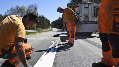 Bild: Petra Hartl
So wie hier an der B 85 bei Kropfersricht wird es in den kommenden Jahren auf der Bundesstraße zwischen Sulzbach und Auerbach oft aussehen: weit und breit kein Pkw, dafür fleißige Arbeiter. Die geplante Sanierung erfordert an den betroffenen Stellen immer eine wochenlange Vollsperrung.