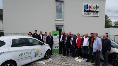 Bild: exb
Stadtspitze und Stadtrat vor den Stromtankstellen an den Stadtwerken.