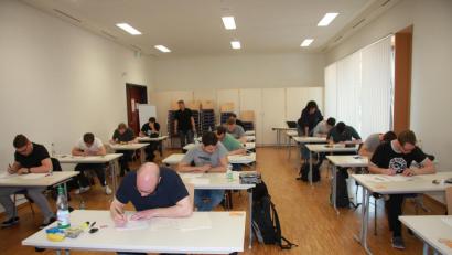 Bild: wro
Nach der schulischen Ausbildung folgen jetzt die Abschlussprüfungen an den EDV-Schulen. Geleitet werden die Tests von Iris Reiter (hinten rechts) und Thilo Bareuther (hinten links).