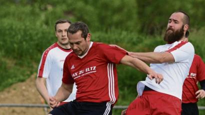 Bild: mhs
Der TV Nabburg (rechts Adam Forman in der Partie gegen Dürnsricht) kämpft am Samstag in Schwarzhofen um den Aufstieg in die Kreisliga. Gegner ist um 16.30 Uhr der FC Rötz.