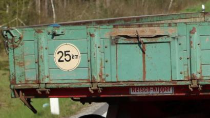 Symbolbild: Gerhard Götz
Maximal 25 km/h darf man mit so einem Anhänger (Symbolbild) fahren. Ein Landwirt war aber fast doppelt so schnell unterwegs. Deshalb bekam er Ärger mit der Polizei.