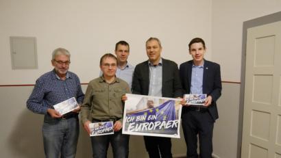 Bild: exb
ürgen Preisinger (Zweiter von rechts) und der Vorstand des Kreisjugendrings wollen mit der Aktion „Ich bin ein Europäer“ für mehr Interesse an Europa und eine höhere Wahlbeteiligung sorgen.