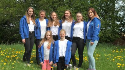 Bild: exb
Die siegreichen Schwimmerinnen des Stiftland-Gymnasiums. Knieend von links: Domenika Codlová, Marlene Züllich. Stehend von links nach rechts: Marie Klarner, Kathrin Bachmeier, Lena Rath, Victoria Bogner, Daria Codlová, Daniela Codlová.