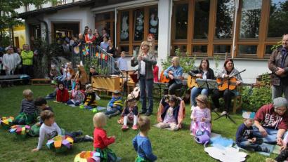 Bild: ral
Kindergartenleiterin Sonja Rojer begrüßt die Gäste