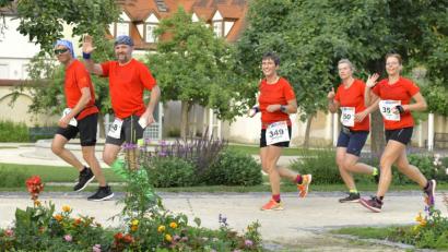 Bild: Hubert Ziegler
Nicht für alle Läufer geht es bei der Running Night um jede Sekunde, viele genießen das Gruppenerlebnis ohne den ganzen großen Zeitdruck. Da bleibt dann auch Zeit, dem Fotografen zu zuwinken.