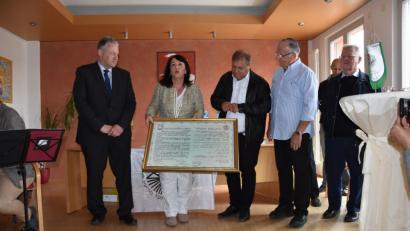 Bild: Tobias Gräf
Landrat Richard Reisinger und Bürgermeisterin Alexandra Sitter präsentieren Shimon Susan, dem Bürgermeister von Modi'in, die Gründungsurkunde von 1989. Diese ist zweisprachig, in Deutsch und Hebräisch, verfasst.