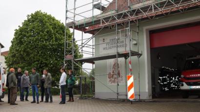 Bild: weu
Die Ingenieure Franz Lintl (Zweiter von links) und Stefan Pronold (Siebter von rechts) informierten Bürgermeister Weigl und die Stadträte über den Fortschritt bei der Renovierung des Feuerwehrgerätehauses Wildeppenried.
