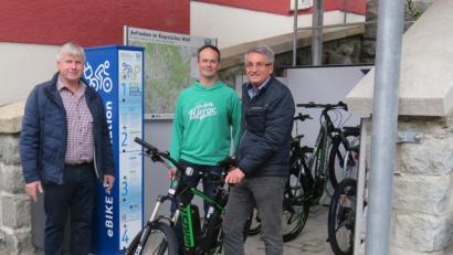 Bild: exb
Die Bürgermeister Ludwig Prögler (rechts) und Helmut Heumann (links) rühren gemeinsam mit Albert Fischer, Firma Joybike, die Werbetrommel für die Radtour zur Inbetriebnahme des Ladenetzes.