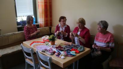 Bild: sne
Die Damen des Strickkreises freuen sich auf Verstärkung.