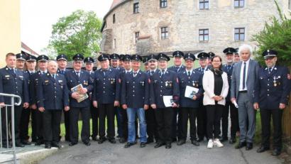 Bild: fpoz
Landrat Wolfgang Lippert (Zweiter von rechts) und Bürgermeisterin Friederike Sonnemann (Fünfte von rechts) sind stolz auf die langjährig Aktiven der Ortsfeuerwehren. Es gratulierten auch Kreisbrandrat Andreas Wührl, Kreisbrandinspektor Stefan Gleißner, Kreisbrandmeister Günther Fachtan und der Waldershofer Kommandant Stefan Müller.